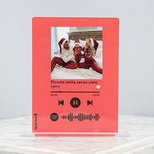 Carica l&#39;immagine nel visualizzatore di Gallery, Targa rossa con base e codice spotify con foto personalizzabile 15cm x 20cm
