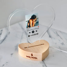 Carica l&#39;immagine nel visualizzatore di Gallery, Targa a forma di cuore con base a cuore led e codice spotify con foto personalizzabile 15cm x 18 cm
