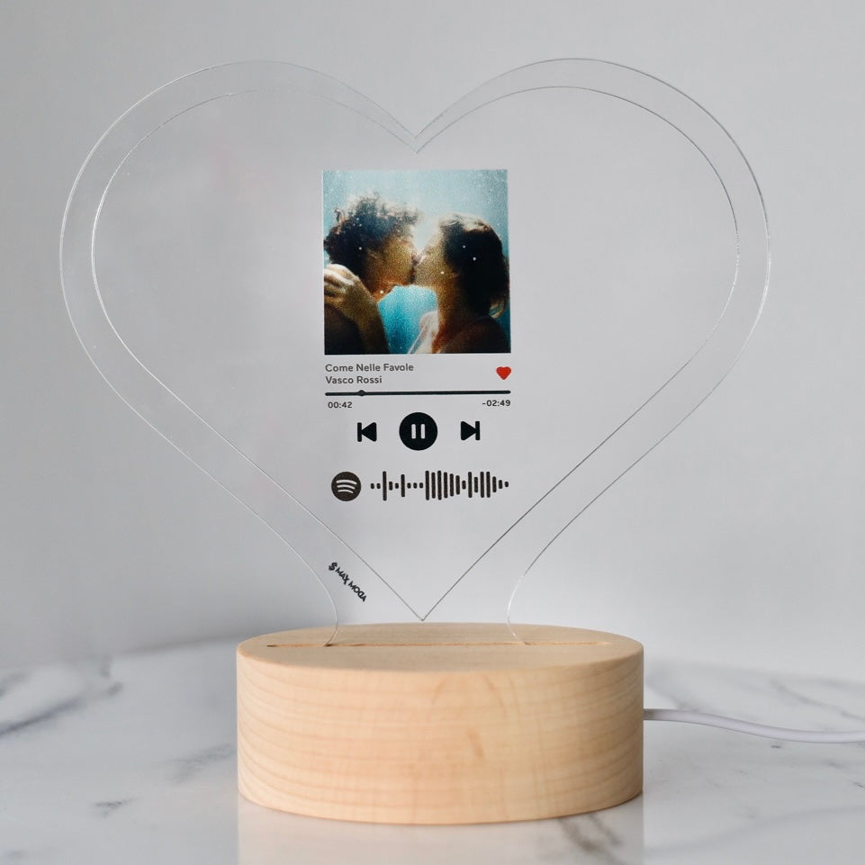 Targa a forma di cuore con base tonda effetto legno led e codice spotify con foto personalizzabile 15cm x 18 cm