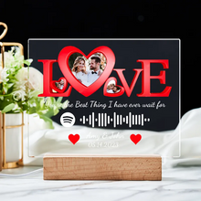 Carica l&#39;immagine nel visualizzatore di Gallery, Targa &quot;Love&quot; con base a led in legno e codice spotify con foto personalizzabile 20cm x 15cm
