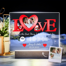 Carica l&#39;immagine nel visualizzatore di Gallery, Targa &quot;Love&quot; con base a led in legno e codice spotify con foto personalizzabile 20cm x 15cm
