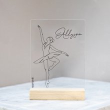 Carica l&#39;immagine nel visualizzatore di Gallery, Targa con base in legno &quot;Ballerina&quot; personalizzabile 15cm x 20cm
