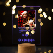 Carica l&#39;immagine nel visualizzatore di Gallery, Targa con base tonda effetto legno a led e codice spotify con foto personalizzabile 15cm x 20cm
