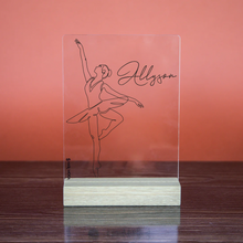 Carica l&#39;immagine nel visualizzatore di Gallery, Targa con base in legno &quot;Ballerina&quot; personalizzabile 15cm x 20cm
