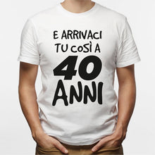 Carica l&#39;immagine nel visualizzatore di Gallery, T-shirt &quot;Arrivaci tu così&quot; personalizzabile
