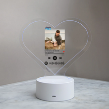 Carica l&#39;immagine nel visualizzatore di Gallery, Targa &quot;Papà&quot; a forma di cuore con base bianca a led e codice spotify con foto personalizzabile 15cm x 18 cm
