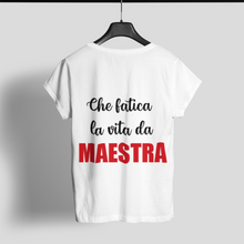 Carica l&#39;immagine nel visualizzatore di Gallery, T-shirt &quot;Che fatica la vita da maestra&quot;
