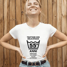 Carica l&#39;immagine nel visualizzatore di Gallery, T-shirt &quot;Trattare con delicatezza&quot; personalizzabile
