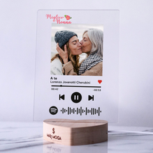 Carica l&#39;immagine nel visualizzatore di Gallery, Targa &quot;Nonna&quot; con base a cuore led e codice spotify con foto personalizzabile 15cm x 20cm
