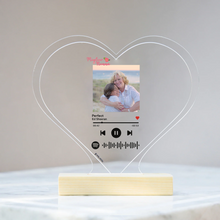 Carica l&#39;immagine nel visualizzatore di Gallery, Targa &quot;Nonna&quot; a forma di cuore con base in legno e codice spotify con foto personalizzabile 15cm x 18 cm
