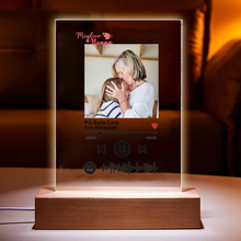 Carica l&#39;immagine nel visualizzatore di Gallery, Targa &quot;Nonna&quot; con base in legno a led e codice spotify con foto personalizzabile 15cm x 20cm
