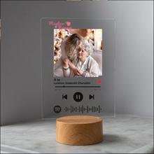 Carica l&#39;immagine nel visualizzatore di Gallery, Targa &quot;Nonna&quot; con base tonda effetto legno a led e codice spotify con foto personalizzabile 15cm x 20cm
