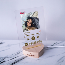 Carica l&#39;immagine nel visualizzatore di Gallery, Targa&quot;Mamma&quot; con base a cuore led e codice spotify con foto personalizzabile 15cm x 20cm
