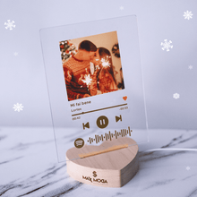 Carica l&#39;immagine nel visualizzatore di Gallery, Targa con base a cuore led e codice spotify con foto personalizzabile 15cm x 20cm
