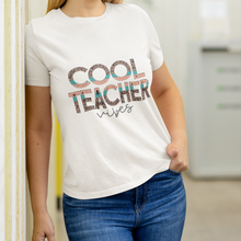 Carica l&#39;immagine nel visualizzatore di Gallery, T-shirt &quot;Cool teacher&quot;
