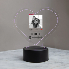 Carica l&#39;immagine nel visualizzatore di Gallery, Targa&quot;Mamma&quot; a forma di cuore con base a led e codice spotify con foto personalizzabile 15cm x 18 cm
