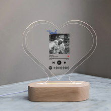 Carica l&#39;immagine nel visualizzatore di Gallery, Targa &quot;Nonno&quot; a forma di cuore con base in legno a led e codice spotify con foto personalizzabile 15cm x 18 cm
