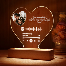 Carica l&#39;immagine nel visualizzatore di Gallery, Targa a forma di cuore con base in legno a led e codice spotify con foto e dedica personalizzabile 13cm x 18cm
