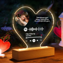 Carica l&#39;immagine nel visualizzatore di Gallery, Targa a forma di cuore con base in legno a led e codice spotify con foto e dedica personalizzabile 13cm x 18cm
