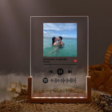 Carica l&#39;immagine nel visualizzatore di Gallery, Targa con base in legno a led e codice spotify con foto e brano  personalizzabile 15cm x 20cm
