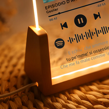 Carica l&#39;immagine nel visualizzatore di Gallery, Targa con base in legno a led e codice spotify con foto e brano  personalizzabile 15cm x 20cm
