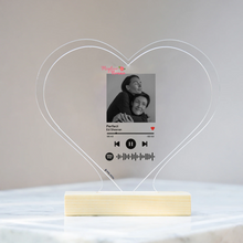 Carica l&#39;immagine nel visualizzatore di Gallery, Targa &quot;Nonna&quot; a forma di cuore con base in legno e codice spotify con foto personalizzabile 15cm x 18 cm
