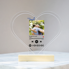 Carica l&#39;immagine nel visualizzatore di Gallery, Targa &quot;Nonno&quot; a forma di cuore con base in legno e codice spotify con foto personalizzabile 15cm x 18 cm
