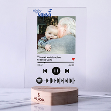 Carica l&#39;immagine nel visualizzatore di Gallery, Targa &quot;Nonno&quot; con base a cuore led e codice spotify con foto personalizzabile 15cm x 20cm
