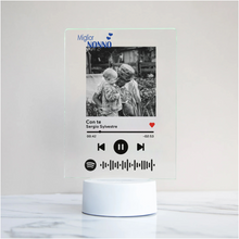 Carica l&#39;immagine nel visualizzatore di Gallery, Targa &quot;Nonno&quot; con base bianca a led e codice spotify con foto personalizzabile 15cm x 20cm
