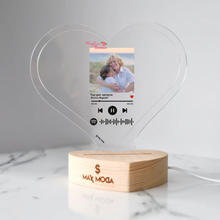 Carica l&#39;immagine nel visualizzatore di Gallery, Targa &quot;Nonna&quot; a forma di cuore con base a cuore led e codice spotify con foto personalizzabile 15cm x 18 cm
