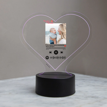 Carica l&#39;immagine nel visualizzatore di Gallery, Targa&quot;Nonna&quot; a forma di cuore con base a led e codice spotify con foto personalizzabile 15cm x 18 cm
