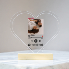 Carica l&#39;immagine nel visualizzatore di Gallery, Targa &quot;Mamma&quot; a forma di cuore con base in legno e codice spotify con foto personalizzabile 15cm x 18 cm
