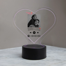 Carica l&#39;immagine nel visualizzatore di Gallery, Targa&quot;Nonna&quot; a forma di cuore con base a led e codice spotify con foto personalizzabile 15cm x 18 cm
