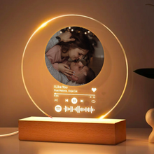 Carica l&#39;immagine nel visualizzatore di Gallery, Targa tonda con base in legno a led e codice spotify con foto personalizzabile
