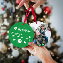 Carica l&#39;immagine nel visualizzatore di Gallery, Decoro natalizio verde tondo con codice Spotify e foto personalizzabile

