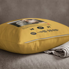 Carica l&#39;immagine nel visualizzatore di Gallery, Cuscino giallo con codice spotify e foto personalizzabile 40 cm x 40 cm

