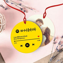 Carica l&#39;immagine nel visualizzatore di Gallery, Decoro natalizio giallo tondo con codice Spotify e foto personalizzabile
