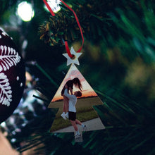 Carica l&#39;immagine nel visualizzatore di Gallery, Decoro Albero di Natale in legno con foto o dedica personalizzabile

