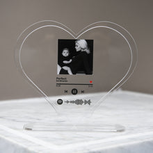 Carica l&#39;immagine nel visualizzatore di Gallery, Targa a forma di cuore con base e codice spotify con foto personalizzabile 15cm x 18 cm
