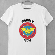 Carica l&#39;immagine nel visualizzatore di Gallery, T-shirt &quot;Wonder Mom&quot;
