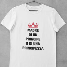 Carica l&#39;immagine nel visualizzatore di Gallery, T-shirt &quot;Madre di un principe e di una principessa&quot;
