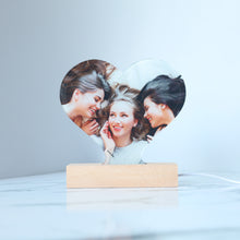 Carica l&#39;immagine nel visualizzatore di Gallery, Targa a forma di cuore con base in legno a led 15cm x 18cm personalizzabile
