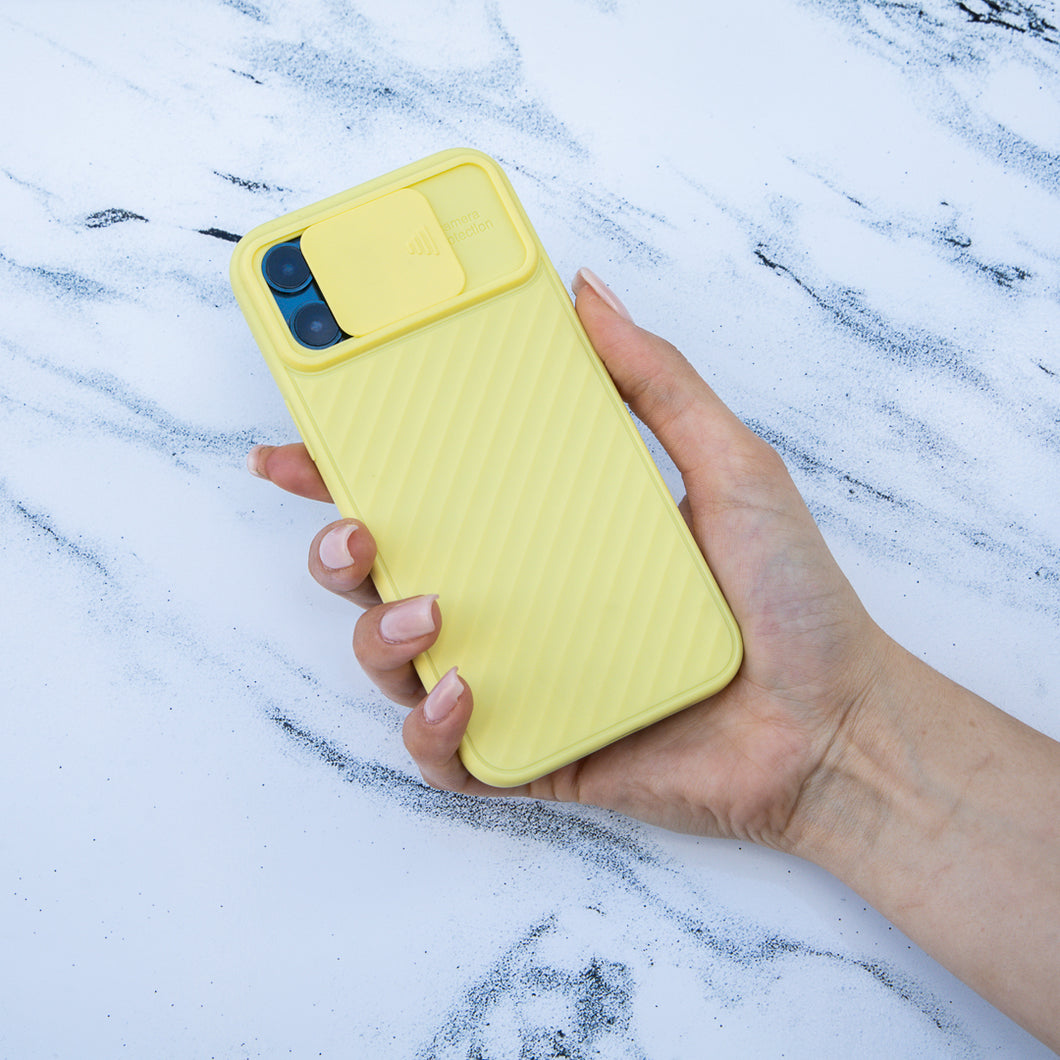 Cover iphone gialla con protezione fotocamera