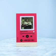 Carica l&#39;immagine nel visualizzatore di Gallery, Targa rossa con base in legno e codice spotify con foto personalizzabile 10cm x 15cm
