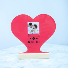 Carica l&#39;immagine nel visualizzatore di Gallery, Targa rossa a forma di cuore con base in legno e codice spotify con foto personalizzabile 15cm x 18 cm

