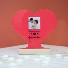 Carica l&#39;immagine nel visualizzatore di Gallery, Targa rossa a forma di cuore con base in legno e codice spotify con foto personalizzabile 15cm x 18 cm
