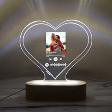 Carica l&#39;immagine nel visualizzatore di Gallery, Targa a forma di cuore con base in legno a led e codice spotify con foto personalizzabile 15cm x 18 cm
