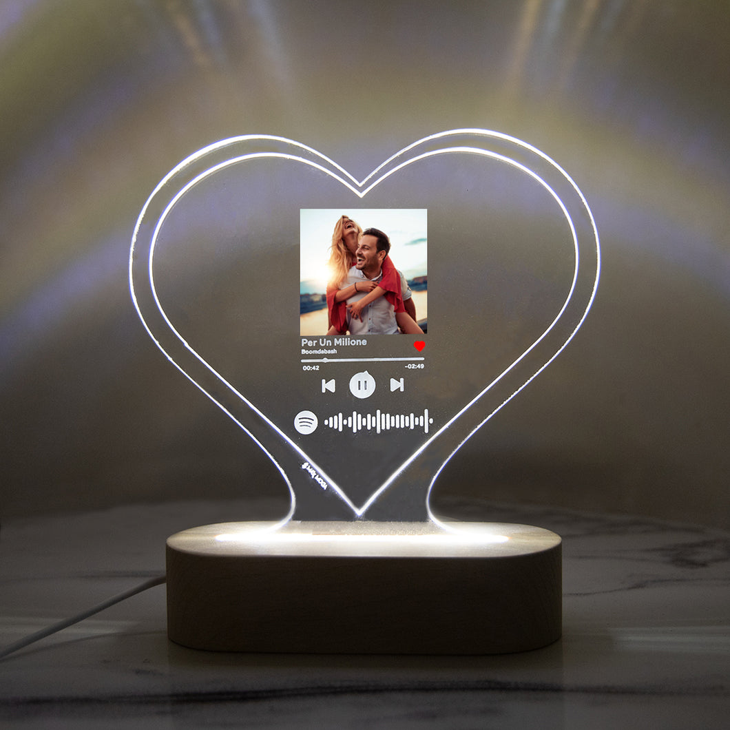 Targa a forma di cuore con base in legno a led e codice spotify con foto personalizzabile 15cm x 18 cm