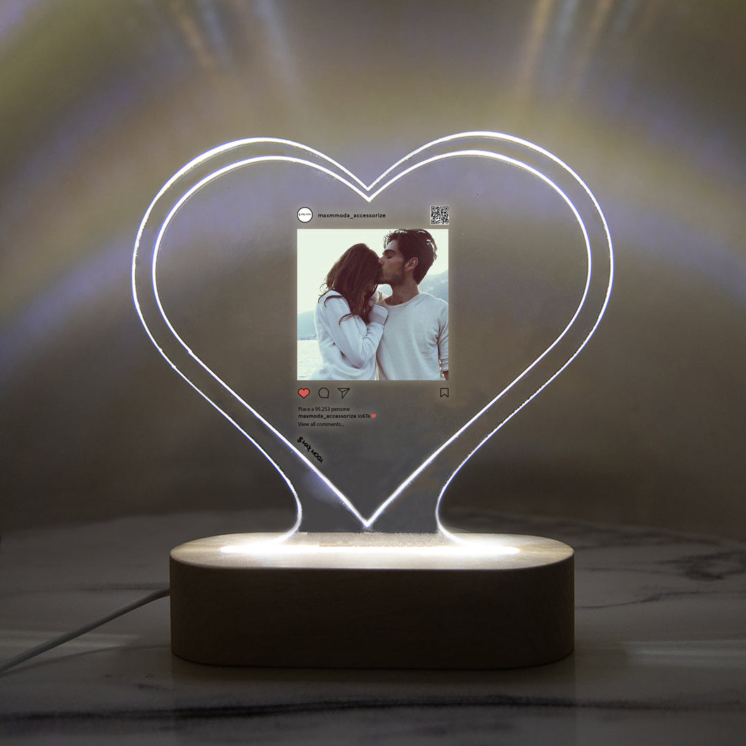 Targa Instagram personalizzabile a forma di cuore con base in legno a led 15cm x 18cm