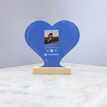 Carica l&#39;immagine nel visualizzatore di Gallery, Targa colorata a forma di cuore con base in legno e codice spotify con foto personalizzabile 15cm x 18 cm
